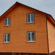 Фото готовых работ - Каркасно-щитовой дом 7,5х7,5 м + терраса 3х4 м.